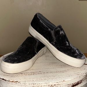 STEVE MADDEN velvet platform slip on